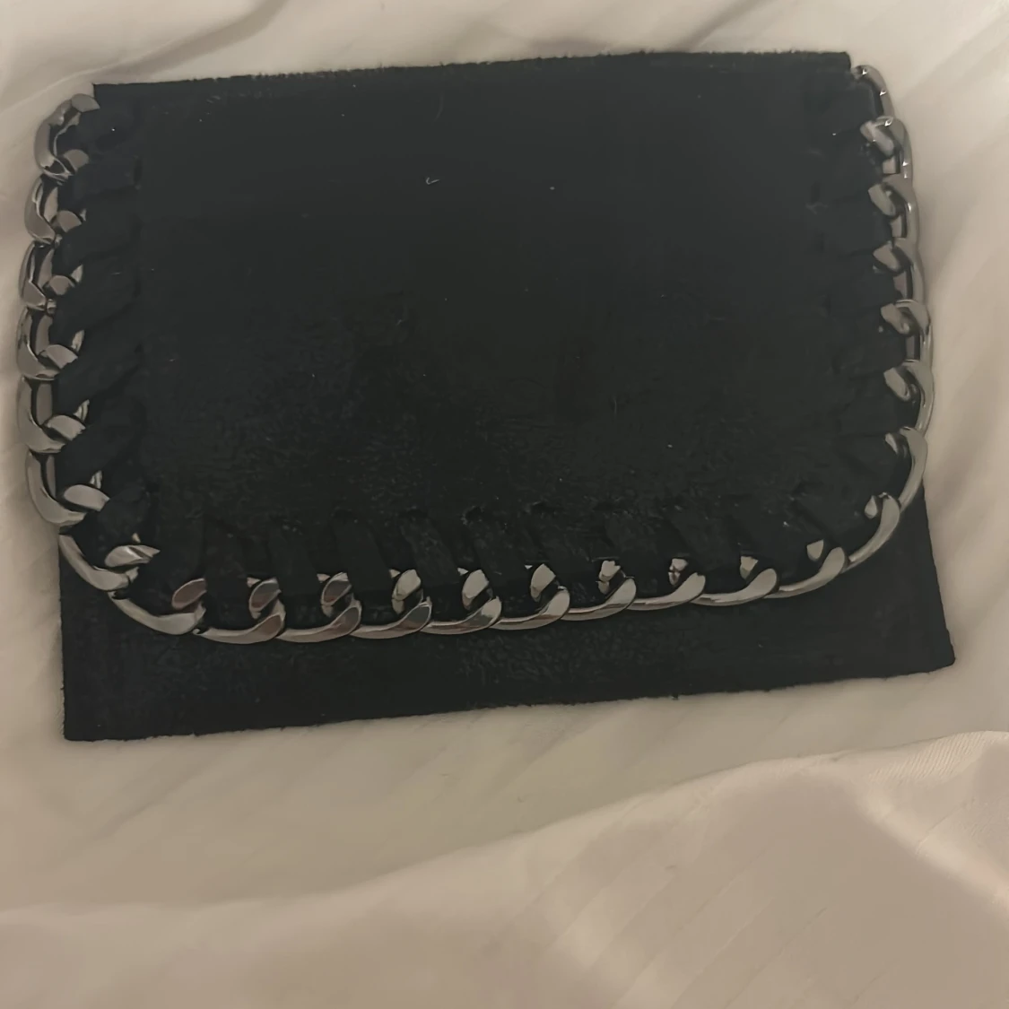 Svart plånbok med kedjedetalj - 2