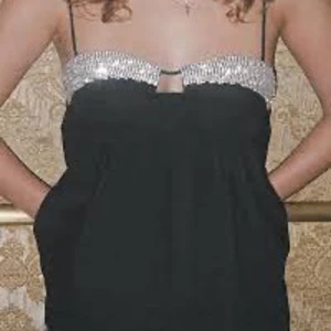 Svart kort topp med strassdetalj - Svart topp med glitter strass från Zara! Fint skick!