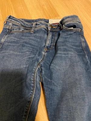 Blå skinny jeans från Esprit W26 L28 - Snygga blå skinny jeans från Esprit med klassisk femficksdesign och smal passform. Jeansen har normal midja och är tillverkade i mjukt denimtyg med lite stretch för extra komfort. Perfekt för dig som gillar en tajt siluett och stilren look.