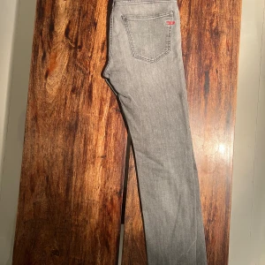Gråa Disel jeans  - Ett par snygga Disel jeans storlek höft/W 29 Längd/L 32. Skinny jeans. 
