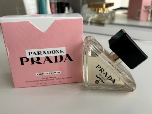 Prada Paradoxe Virtual Flower 50ml - Prada Paradoxe Virtual Flower Eau de Parfum i en unik, modern flaska. Volymen är 50 ml och flaskan är refillbar. Perfekt för dig som vill ha en trendig parfym från ett ikoniskt modehus. Spraya endast en gång för känna till doften men doften va inte riktigt det jag letar efter så vill sälja vidare.