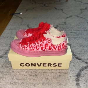 Golf Le Fleur x converse - Säljer ett par limited edition Converse chuck 70 i samarbete med golf le fleur tyler the creator. Inga skador eller likande. Använda 2 gånger. Kommer med ett par vita sko snören (se bild 5).