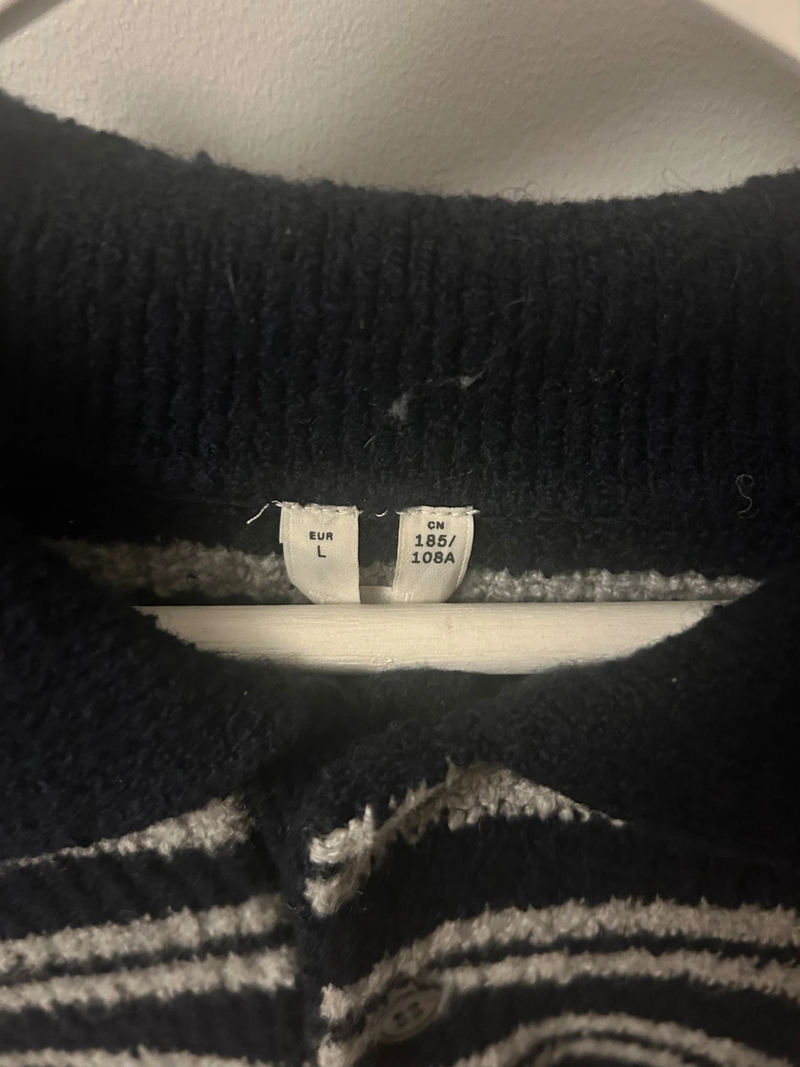 Randig stickad pikétröja i mörkblå och grå/vit från Arket - 2