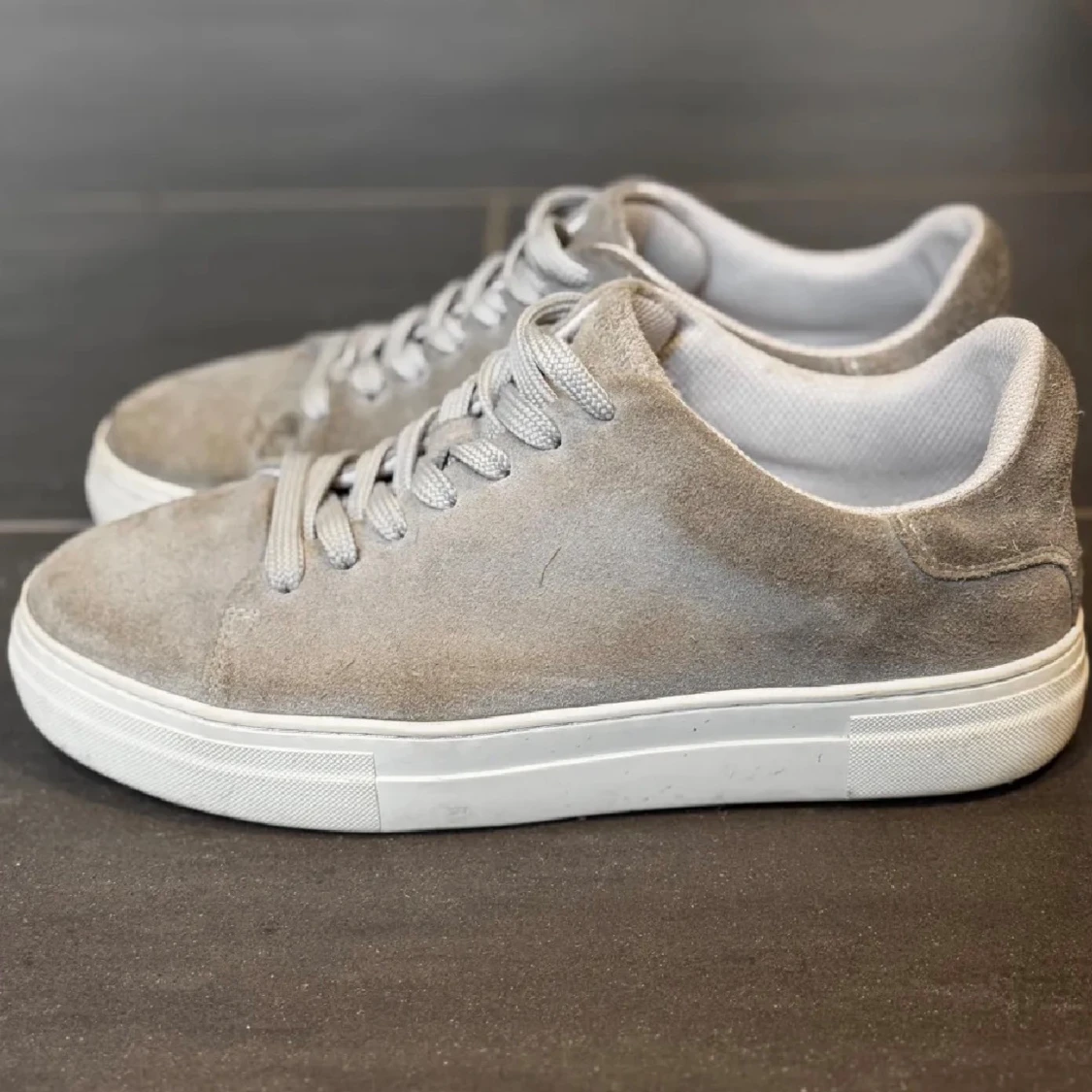 Grå mockasneakers från Selected Homme - 1