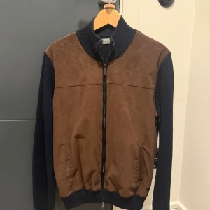 Ferrante Jacka /Lana wool,mocka - Säljer denna snygga jacka som köptes på NK för ett år sedan, passar inte mig längre. Skicket är som nytt! Passar dig som är mellan 175-182. Nypris 9000kr!