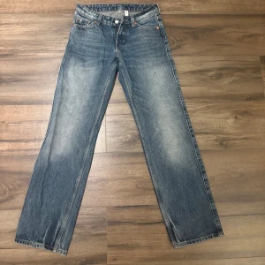Blå Weekday Arrow jeans straight fit - Säljer ett par blå Arrow jeans från Weekday med klassisk straight fit och låg midja. Jeansen har fem fickor, knappgylf och är tillverkade i bomull. Hör av er vid frågor❣️köparen står för frakten❣️