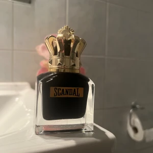 Jean Paul Gaultier Scandal EDP 50 ml - Jean Paul Gaultier Scandal EDP 50 ml. Perfekt parfym för höst och vinter. Flaskan är i princip full, endast provsprayad ett par gånger. Nypris: 1179kr.