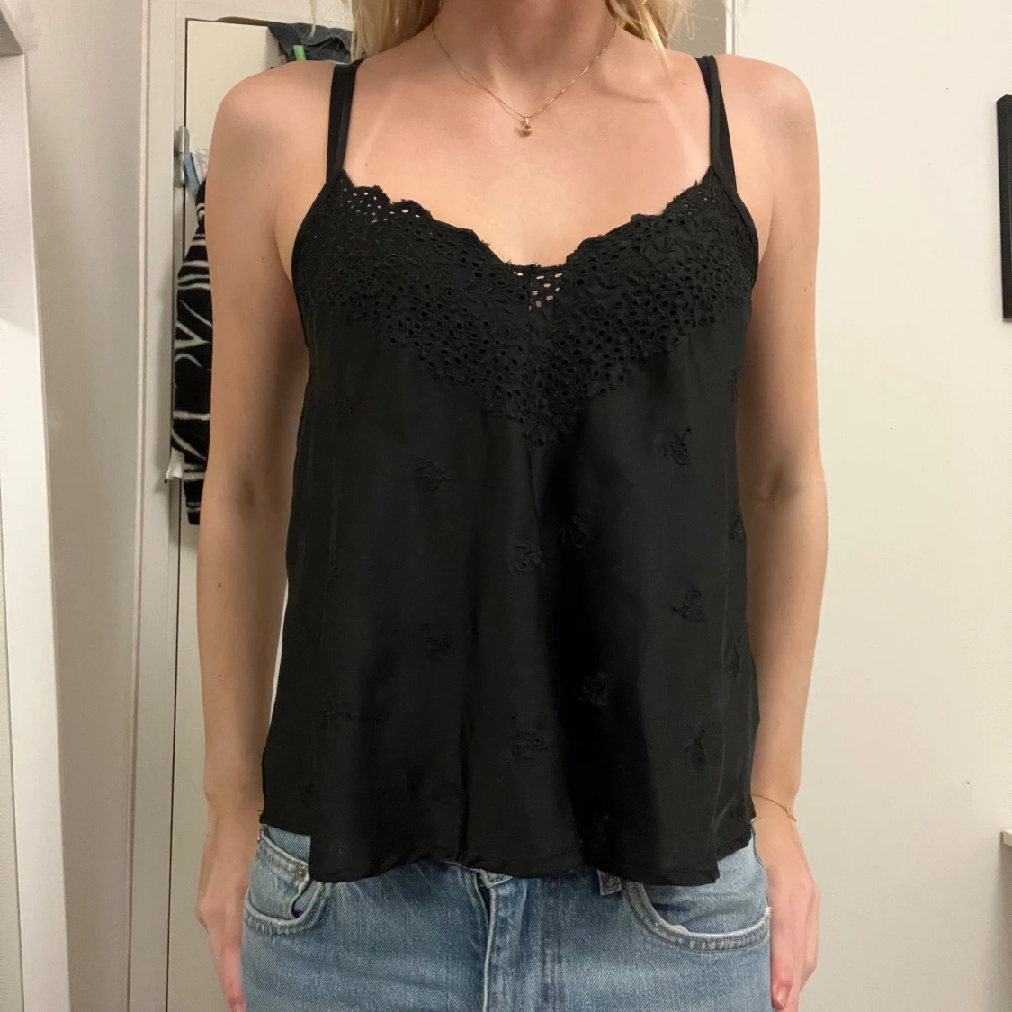 Svart linnetopp med spetsdetaljer