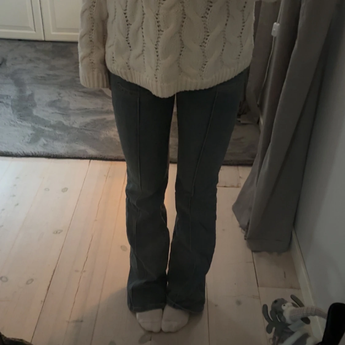 Blå bootcut jeans med fickdetaljer - 2