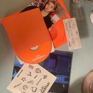 Enhypen manifesto day one album!! <3 - Enhypen manifesto day one album utan lyric book, photocards och badge <3