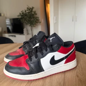 Jordan sneakers - Säljer ett par Jordan sneakers i storlek 38, använda ett fåtal ggr och i jättefint skick!