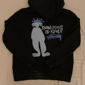 Knowledge is king stussy hoodie - Säljer denna knowledge is king stussy hoodien. Köpt för 2k, och blivit använd i drygt 2 år nu. Går inte att köpa någon annan stans. Etiketten är avklippt då den kliade och trycket ser lite slitet ut efter tvättning men inget märkbart.