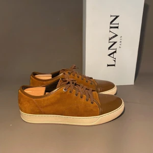 Lanvin skor - Säljer nu ett par sjukt feta Lanvins skor, dustbag med följer, passar till de mesta för ett ha en stilren stil, rikgt bra skick skulle jag säga men man bedömer självklart skicket själv ut efter bilderna, uk 10~44 kan även passa lite större och mindre, skriv vid minsta fundering!