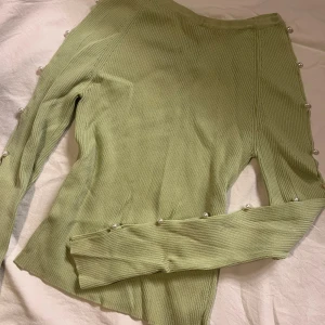 Topp från Chiquelle  - Lindblomsgrön topp, ribbad med pärlor på ärmarna 💞Storlek S 