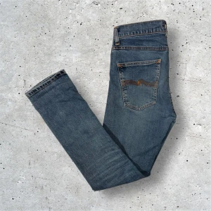 Nudie Jeans - Säljer dessa feta Nudie Jeans i ljusblått. Jeansen kommer i stl W31 L32 och är slim fit, mycket bra skick. Hör av er vid frågor, pris kan diskuteras vid snabb affär!