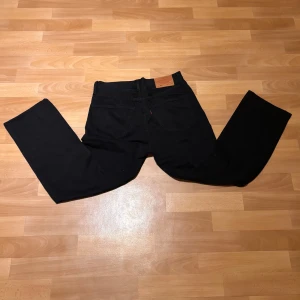 Levi’s 501 svarta  - Lägg prisförslag ❗️Säljer ett par svarta 501 i storlek w32 L30! Knappt använda. Byxorna är även Regular straight fit. Har ni några funderingar så kontakta gärna mig!
