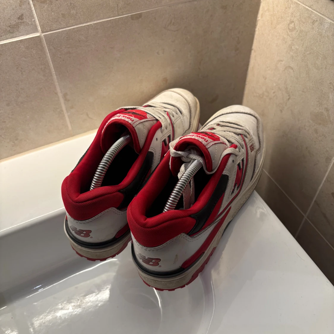New Balance 550 vita och röda. - 1