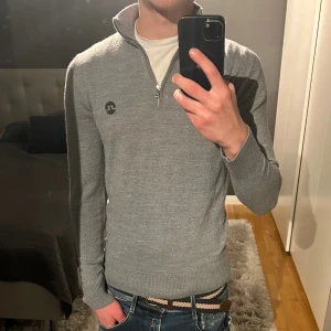 Grå half zip tröja från J.Lindeberg - Snygg grå långärmad tröja från J.Lindeberg med half zip. 8/10 skick