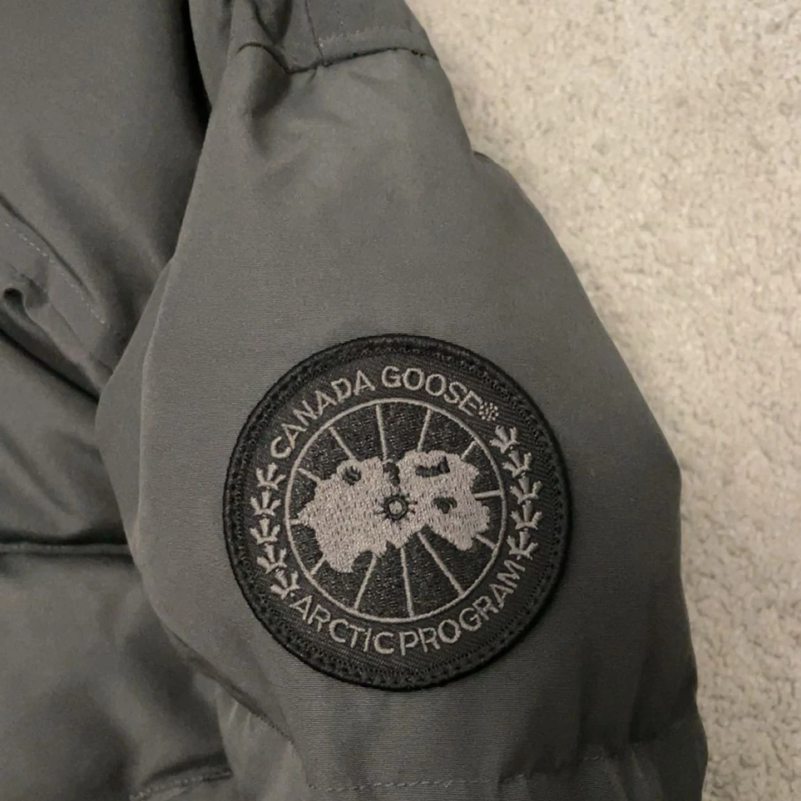 Grå pufferjacka från Canada Goose - 1