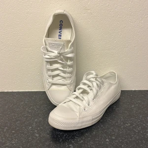 Vita Converse All Star sneakers - Klassiska vita Converse All Star sneakers. Använda några fåtal gånger - säljer på grund av fel storlek. 