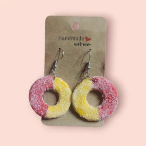 Godis öronhängen - Godis öronhänge som är gul/röda gjord med polymerlera. Perfekt för dig som gillar godis eller att ge i present! 