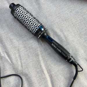 Björn Axén värmeborste - Värmeborste från Björn Axén, använd fåtal gånger, minimalt slitage, bara lite på handtaget typ💗💗💗