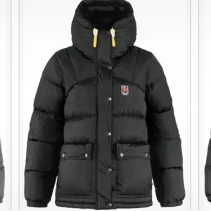 Svart dunjacka från Fjällräven - Svart dunjacka från Fjällräven med gul snörning i huvan. Jackan har en liten dekret på vänster ficka, se bild.