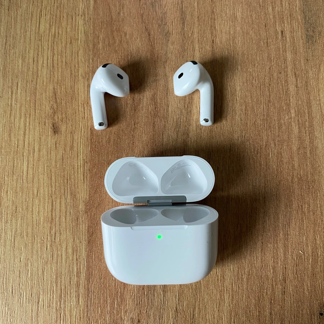 AirPods 4 - 1