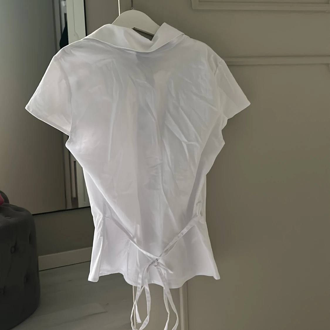 Vit blus med knyt från Gina Tricot - 1