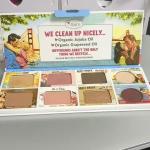 TheBalm TheBalmbina sminkpalett - Endast testad! Säljer en TheBalm TheBalmbina sminkpalett med 8 olika produkter: bronzer, highlighter, rouge och flera ögonskuggor i både matta och skimrande nyanser. Färgerna sträcker sig från guld, brons och beige till rosa, vinröd och mörkbrun. Paletten har en retroinspirerad design och är tillverkad av kartong.