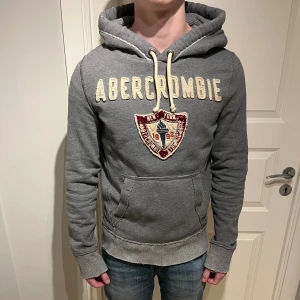Abercrombie&Fitch hoodie - Säljer en skön A&F hoodie! | Mycket fint skick utan defekter! | Storlek M, lite tightare uppemot bröstet! | Ställ gärna frågor innan du köper!