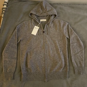 Sayless Zip Hoodie - Sprillans ny grå cashmere zip up hoodie från Sayless i storlek XS. Väldigt bra kvalite (Nypris 899). Aldrig använt endast prövat, kommer med originella dustbag & tags. Skriv gärna på om det finns några funderingar samt är priset inte satt! 💯💬