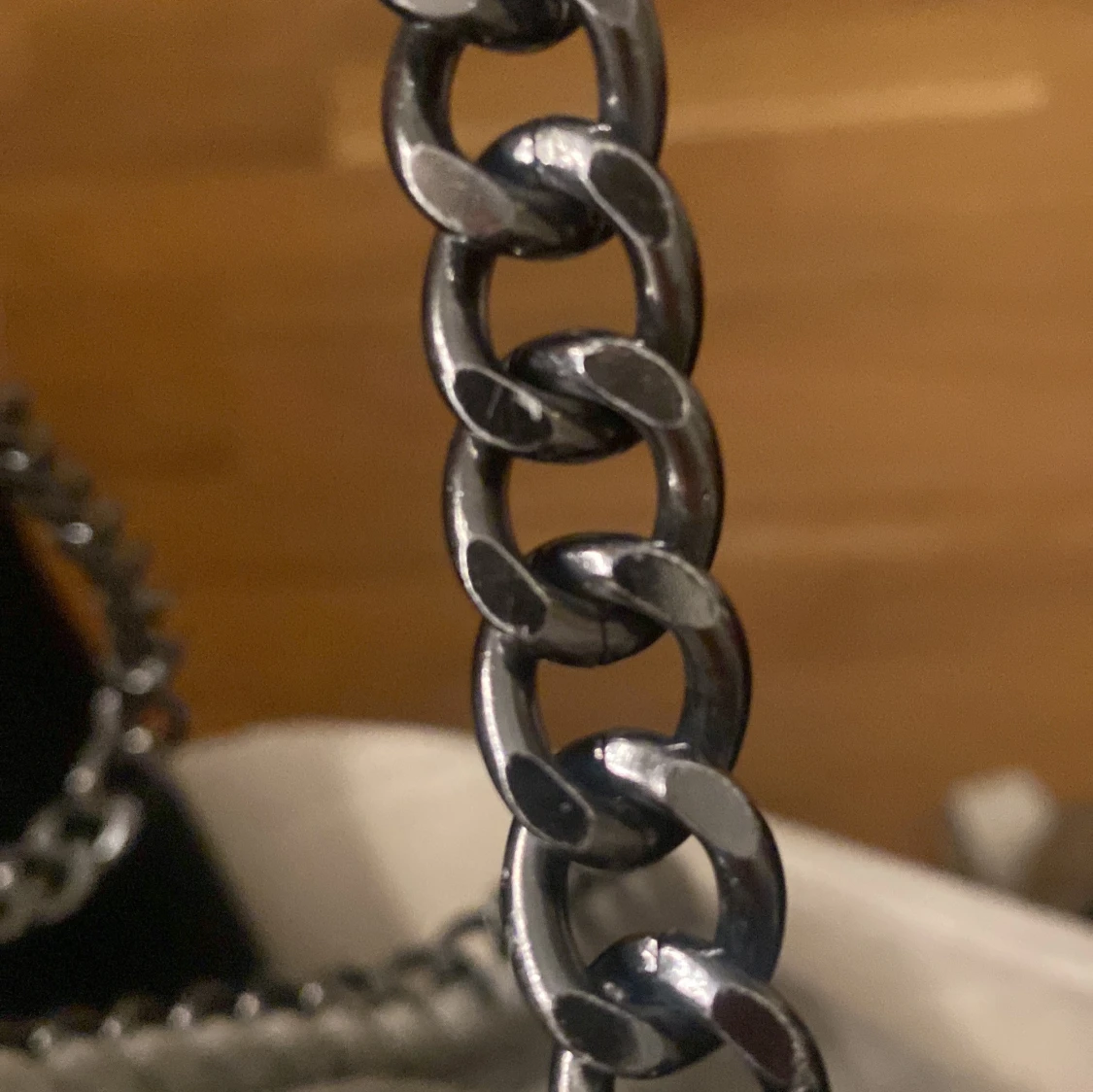 Grå axelväska med kedja och leopardfoder - 2