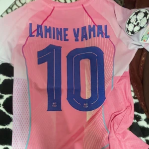 Lamine yamal Barcelona pink  - Den är helt ny jag köpte den men den var liten på mig så tyvärr behöver jag sälja den pris kan diskuteras 