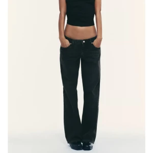 Svarta baggy jeans med låg midja, aldrig använda - Snygga svarta jeans med låg midja och baggy passform. Byxorna har raka, vida ben och klassisk femficksdesign. Perfekta för en avslappnad och trendig stil.