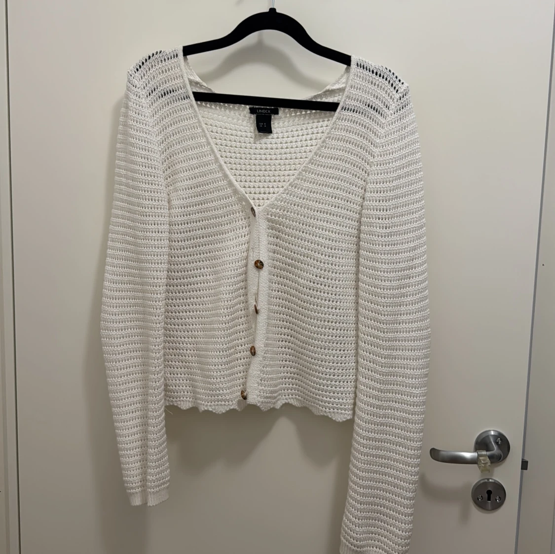 Vit stickad kofta från Lindex