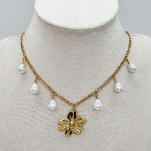 Stilfullt halsband  - Stilfull halskedja med blommor och pärlor.     Material: rostfrit stål                                                                   Längd: 40-45 cm. Kedjetjocklek-3mm Nickelfri Priset utan ask blir lägre.
