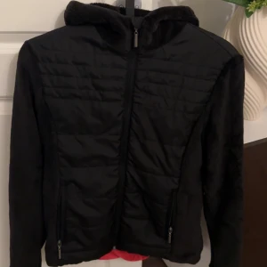 Tunnare fleecejacka  - Oanvänd, normal i storleken.