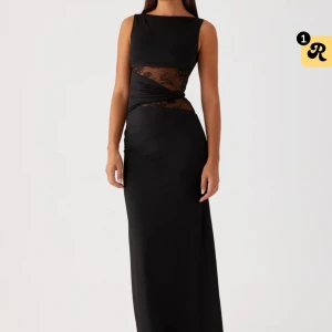 Svart långklänning med spetsdetalj - Intressekoll på min super fina klänning som jag hade på min studentskiva tidigare iår. Endast använd en gång och är i väldigt fint skick, därav priset. 