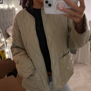 Jacka - Grön jacka!! Knappt använd😊💓