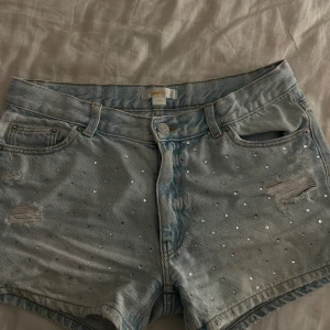 Blåa jeansshorts med paljetter  - Säljer ett par jättefina jeansshorts med paljetter på😇