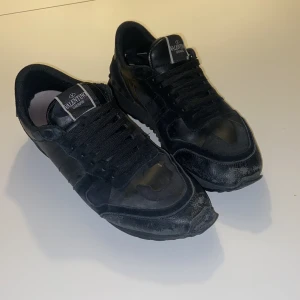Svarta valentino rockrunners - Dem är väldigt använda det har gått upp där fram och sulan har blivit lite sne