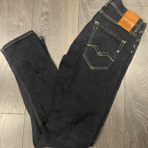 En bundle med 3 par Jeans, 1 Skjorta och en Sweatshirt - Det är 2 par Replay grover ljusblå och mörkblå. Ett par tiger of Sweden och en ljusblå vit randig Ralph lauren skjorta. Även en Morris tröja 