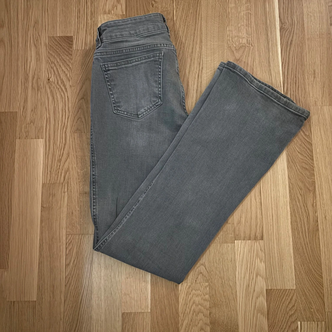 Grå bootcut jeans från 157 Paris Patch - 1