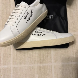 Saint Laurent vita sneakers  - Snygga vita sneakers från Saint Lauren, skorna är helt nya, priset kan diskuteras.