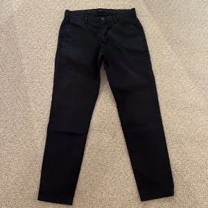 Mörkblåa chinos från Boggi Milano - Mörkblåa chinos från Boggi Milano med klassisk design och rak passform. Materialet är mjuk bomull som funkar året om!! NYPRIS: 1990 kr