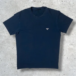 Armani T-Shirt - Säljer denna fräscha Armani T-Shirten i marinblå färg. Tröjan kommer i stl S och är i mycket bra skick utan några defekter. Hör av er vid minsta lilla fråga, pris kan diskuteras vid snabb affär.