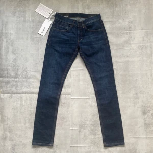 Mörkblå jeans från dondup  - Säljer ett par feta dondup  jeans  | skicket på jeansen är 10/10 helt nya | storlek 29 | ny pris 3000: mitt pris är 899 | skriv vid frågor och funderingar  