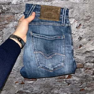 Replay Anbass Jeans - Mycket fint skick, inga defekter. Nypris ca 2000kr. Storlek W29, passar dig som är mellan 175-185cm ungefär. Inga konstigheter med jeansen. Tags medföljer inte. Skriv för mer information!🤝