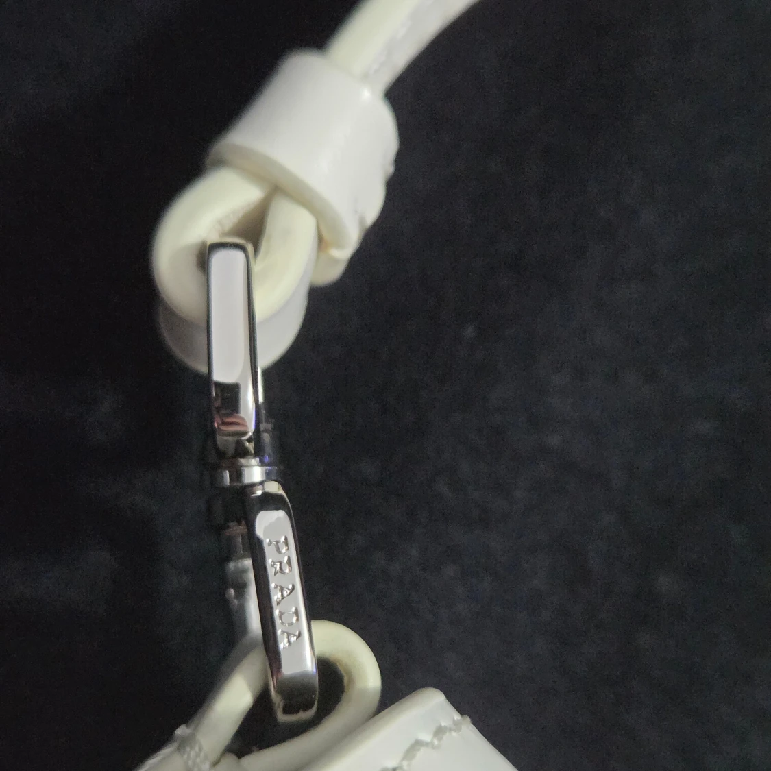 Vit axelväska från Prada i skinn - 4